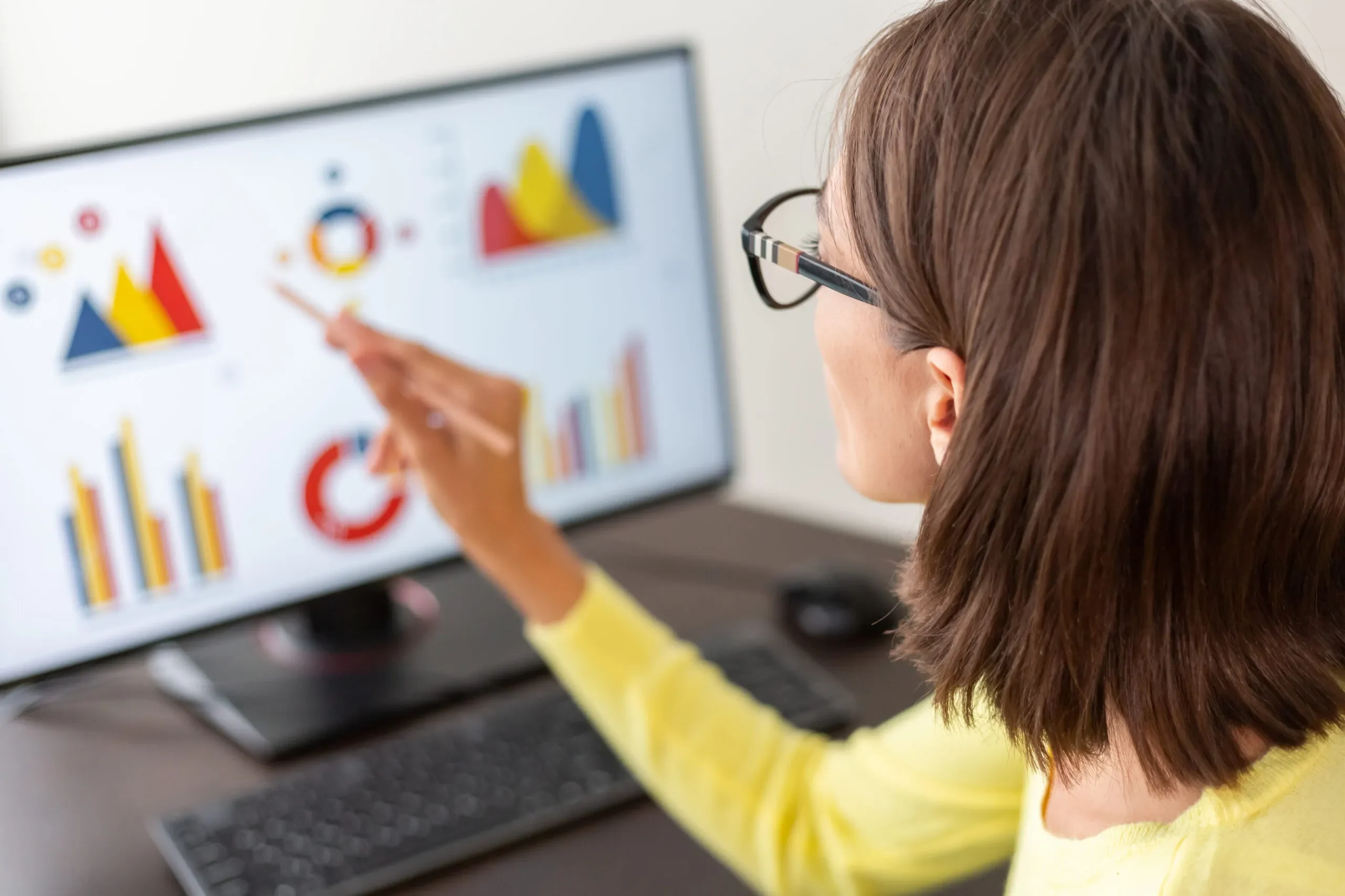 caucasian-advisor-financial-business-analytics-woman-with-data-dashboard-graphs-scaled