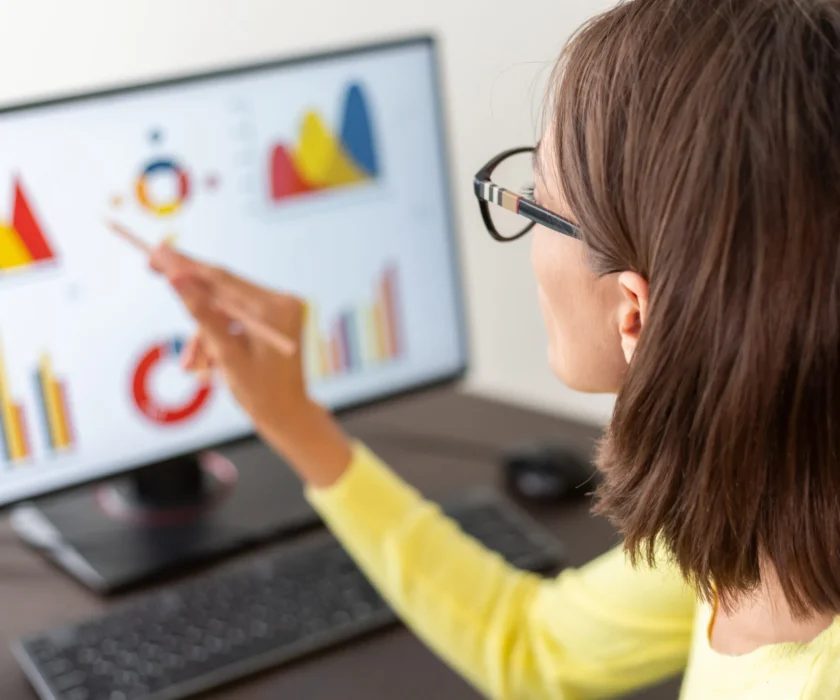 caucasian-advisor-financial-business-analytics-woman-with-data-dashboard-graphs-scaled